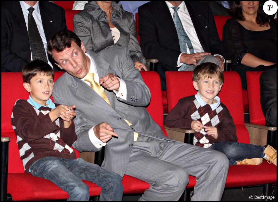 Le prince Joachim de Danemark avec ses fils, le prince Nikolai et le prince Felix à Copenhague en 2008.