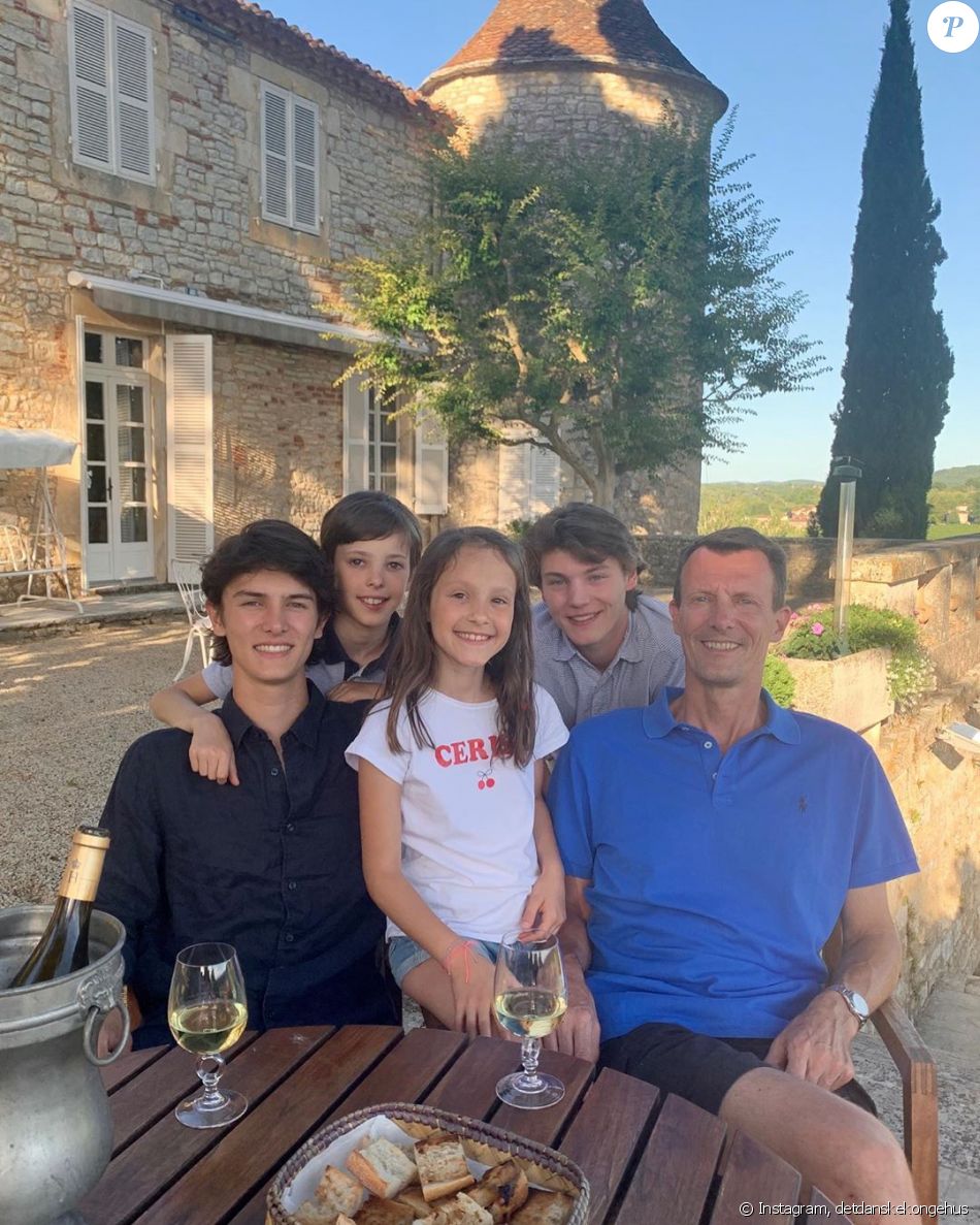 Le prince Joachim de Danemark et ses quatre enfants, Nikolai, Felix, Athena et Henrik, en vacances au château de Cayx, dans le Lot, le 7 juillet 2020 sur Instagram.