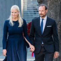 Mette-Marit et Haakon de Norvège main dans la main : le couple princier uni pour un triste anniversaire