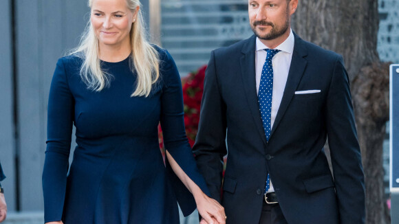 Mette-Marit et Haakon de Norvège main dans la main : le couple princier uni pour un triste anniversaire