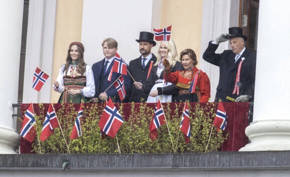 La princesse Ingrid Alexandra, le prince Sverre Magnus, le prince Haakon, la princesse Mette Marit, la reine Sonja, le roi Harald - La famille royale de Norvège est au balcon du palais royal pour le jour de la fête nationale de Norvège à Oslo le 17 mai 2021.