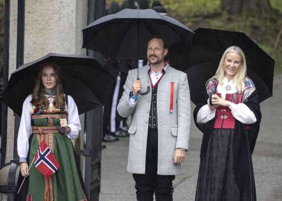 La famille royale de Norvège participe à la fête nationale à Oslo le 17 mai 2021.