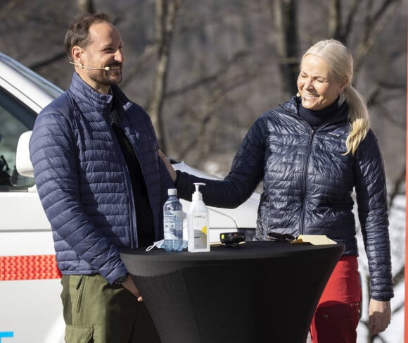 Le prince Haakon de Norvège et la princesse Mette-Marit de Norvège rendent visite aux équipes de la Croix Rouge à Asker, le 25 mars 2021.