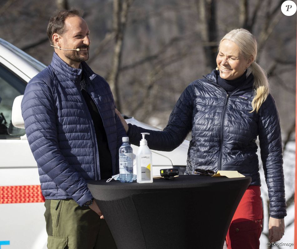 Le prince Haakon de Norvège et la princesse Mette-Marit de Norvège rendent visite aux équipes de la Croix Rouge à Asker, le 25 mars 2021.