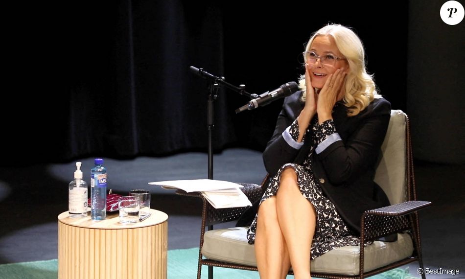 La princesse Mette Marit de Norvège lors d'une rencontre avec l'écrivain Geir Gulliksen à la librairie Deichman Björvika à Oslo le 5 octobre 2020.