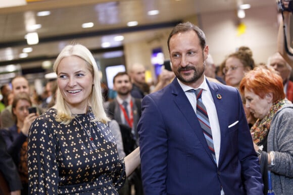 Le prince Haakon de Norvège et la princesse Mette-Marit de Norvège visitent la librairie du Musée Ludwig à Cologne, le 15 octobre 2019.