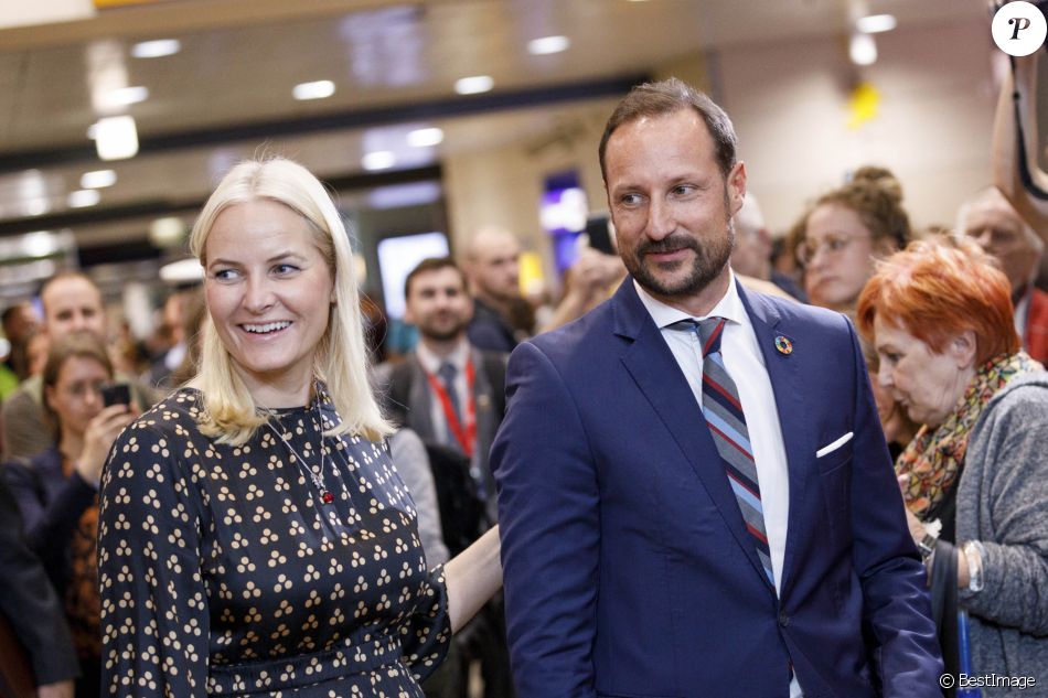 Le prince Haakon de Norvège et la princesse Mette-Marit de Norvège visitent la librairie du Musée Ludwig à Cologne, le 15 octobre 2019.