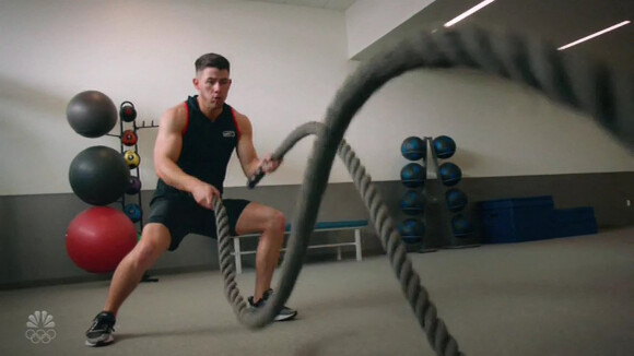 Images de l'émission "Olympic Dreams Jonas Brothers" dans laquelle Nick a fait une chute en BMW et s'est cassé une côte.