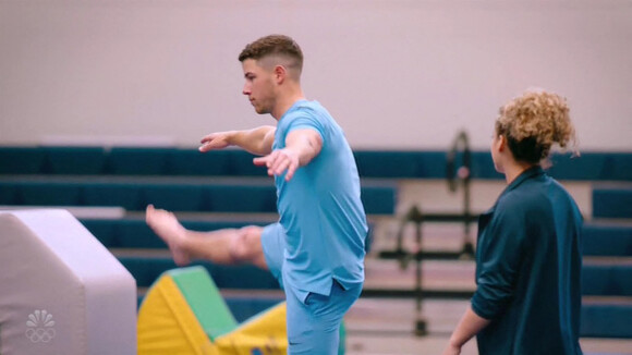 Images de l'émission "Olympic Dreams Jonas Brothers" dans laquelle Nick a fait une chute en BMW et s'est cassé une côte.