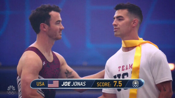 Images de l'émission "Olympic Dreams Jonas Brothers" dans laquelle Nick a fait une chute en BMW et s'est cassé une côte.