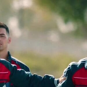Images de l'émission "Olympic Dreams Jonas Brothers" dans laquelle Nick a fait une chute en BMW et s'est cassé une côte.