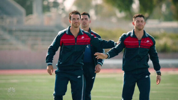 Images de l'émission "Olympic Dreams Jonas Brothers" dans laquelle Nick a fait une chute en BMW et s'est cassé une côte.