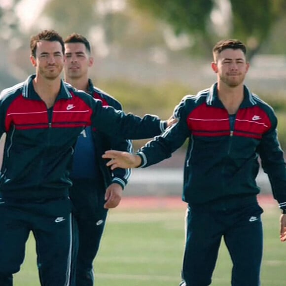 Images de l'émission "Olympic Dreams Jonas Brothers" dans laquelle Nick a fait une chute en BMW et s'est cassé une côte.