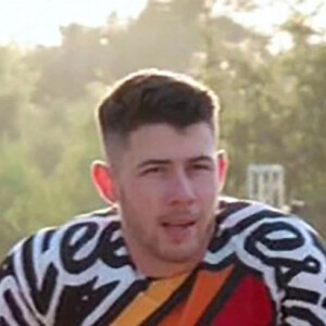 Images de l'émission "Olympic Dreams Jonas Brothers" dans laquelle Nick a fait une chute en BMW et s'est cassé une côte.