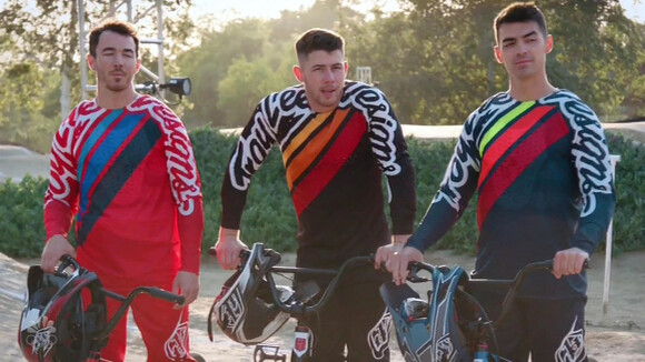 Images de l'émission "Olympic Dreams Jonas Brothers" dans laquelle Nick a fait une chute en BMW et s'est cassé une côte.