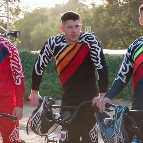 Images de l'émission "Olympic Dreams Jonas Brothers" dans laquelle Nick a fait une chute en BMW et s'est cassé une côte.