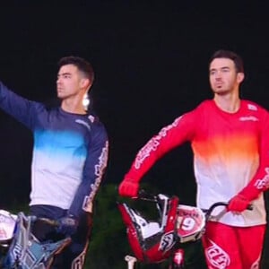 Images de l'émission "Olympic Dreams Jonas Brothers" dans laquelle Nick a fait une chute en BMW et s'est cassé une côte.