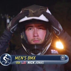 Images de l'émission "Olympic Dreams Jonas Brothers" dans laquelle Nick a fait une chute en BMW et s'est cassé une côte.