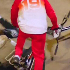 Images de l'émission "Olympic Dreams Jonas Brothers" dans laquelle Nick a fait une chute en BMW et s'est cassé une côte.
