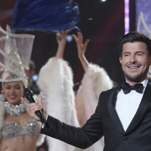 Vincent Niclo et les danseuses du Lido - Enregistrement de l'émission "300 Choeurs chantent pour les Fêtes" à Paris. Le 14 septembre 2020. © Tiziano Da Silva / Bestimage