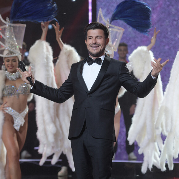 Vincent Niclo et les danseuses du Lido - Enregistrement de l'émission "300 Choeurs chantent pour les Fêtes" à Paris. Le 14 septembre 2020. © Tiziano Da Silva / Bestimage