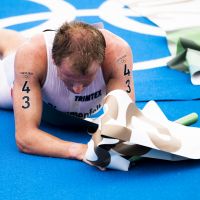Kristian Blummenfelt évacué en fauteuil roulant : le champion olympique était à bout de force