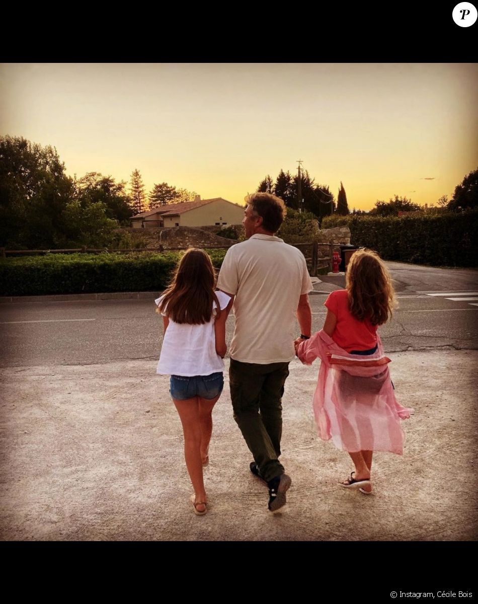 Cécile Bois dévoile une photo de son mari et de leurs deux filles sur Instagram. Le 17 juillet 2021.