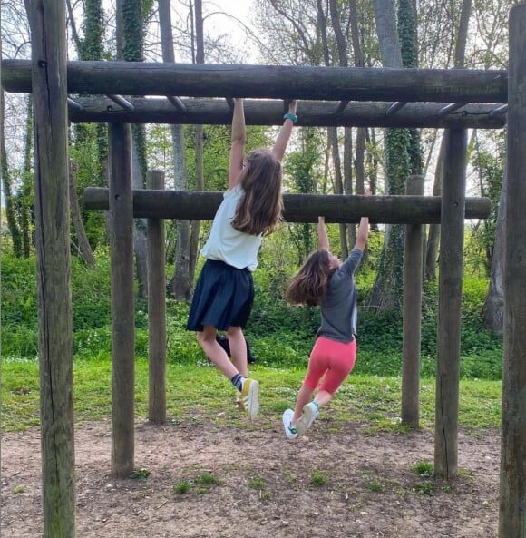 Cécile Bois dévoile une photo de ses deux filles sur Instagram. Le 9 mai 2021.