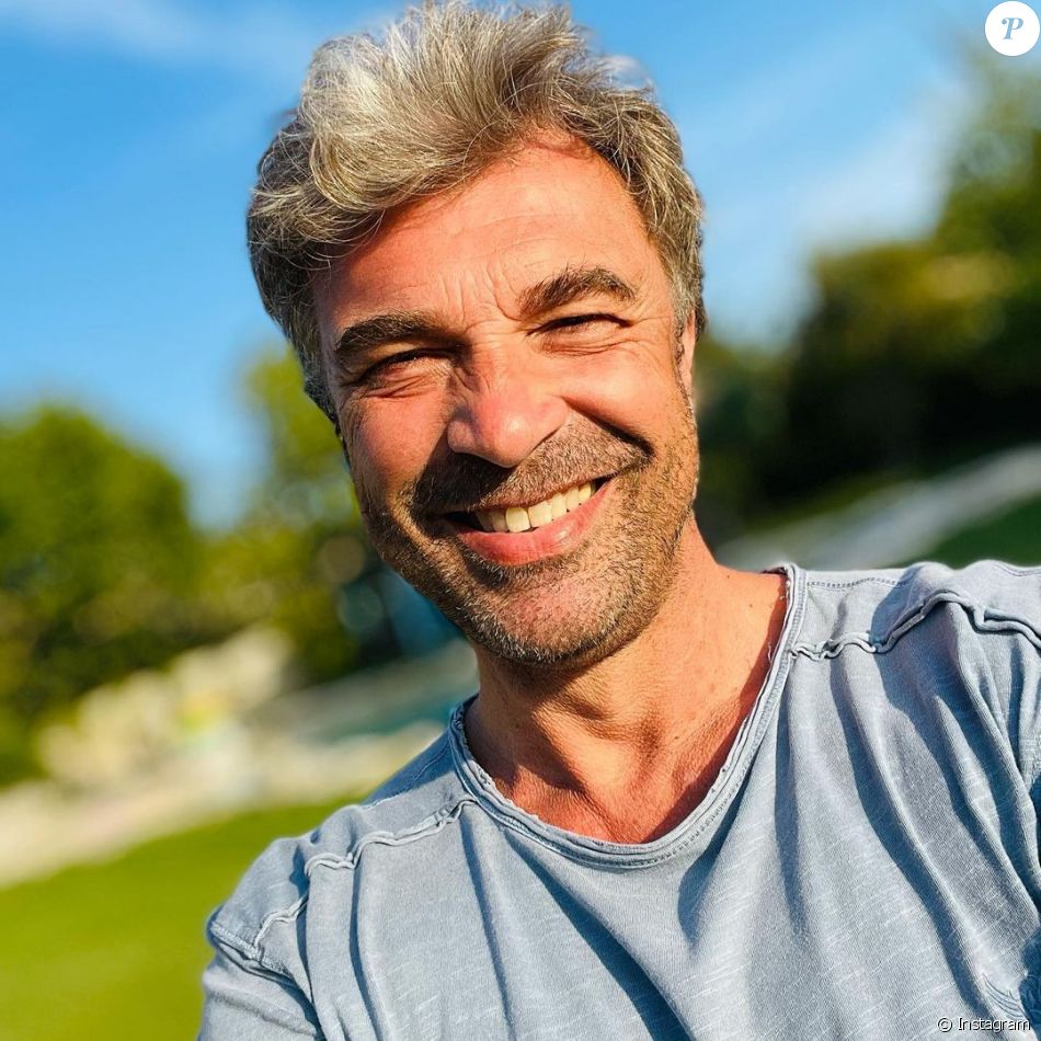 Jean-Pierre Michaël souriant sur le tournage d&#039;&quot;Ici tout commence&quot;