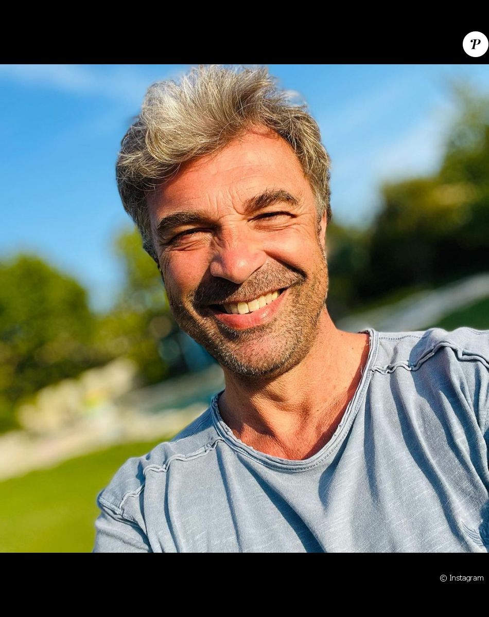 Jean-Pierre Michaël souriant sur le tournage d'"Ici tout commence"