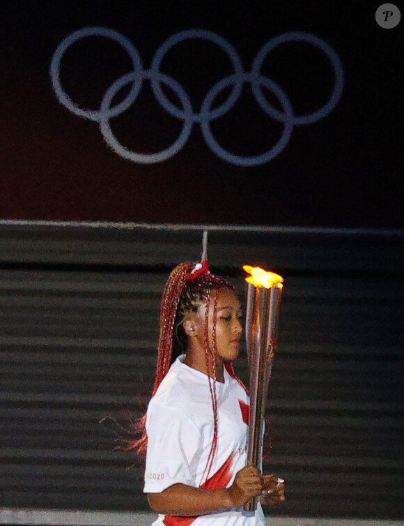 La joueuse de tennis Naomi Osaka allume le chaudron olympique lors de la cérémonie d'ouverture des JO Tokyo.