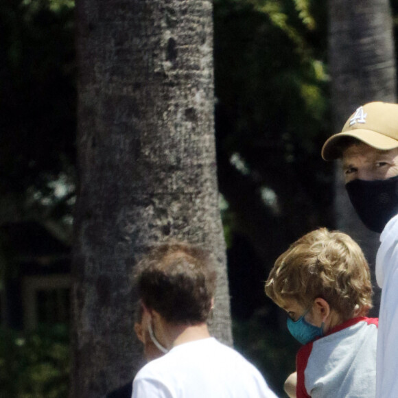 Ashton Kutcher et Mila Kunis profitent du Memorial Day pour sortir en famille à Los Angeles le 31 mai 2021.