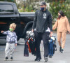 Ashton Kutcher et sa femme Mila Kunis profitent d'une journée en famille sur un terrain de golf avec leurs deux jeunes enfants Dimitri et Wyatt à Los Angeles. Le 13 avril 2021.