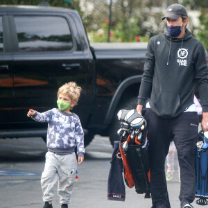 Ashton Kutcher et sa femme Mila Kunis profitent d'une journée en famille sur un terrain de golf avec leurs deux jeunes enfants Dimitri et Wyatt à Los Angeles. Le 13 avril 2021.