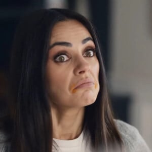 Mila Kunis et son compagnon Ashton Kutcher dans une publicité pour la marque "Cheetos" avec le chanteur Shaggy à l'occasion du Super Bowl, le 2 février 2021.