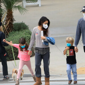 Mila Kunis et son mari Ashton Kutcher sont allés voter avec leurs enfants Wyatt et Dimitri à Los Angeles pendant l'épidémie de coronavirus (Covid-19), le 25 octobre 2020.