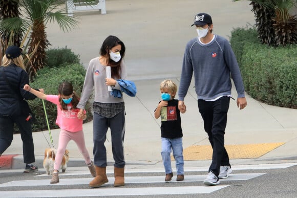 Mila Kunis et son mari Ashton Kutcher sont allés voter avec leurs enfants Wyatt et Dimitri à Los Angeles pendant l'épidémie de coronavirus (Covid-19), le 25 octobre 2020.
