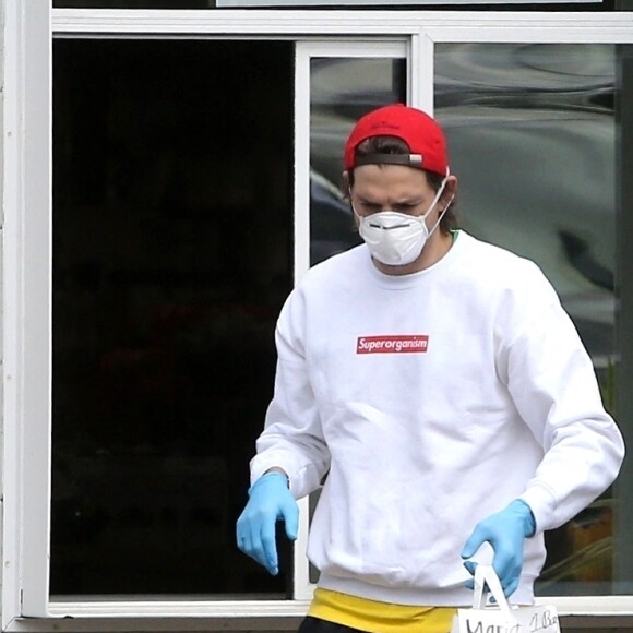 Ashton Kutcher va récupérer quelques courses avec sa femme Mila Kunis et ses enfants pendant l'épidémie de Coronavirus Covid-19 le 18 avril 2020.