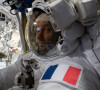 Thomas Pesquet lors d'une sortie dans l'espace pour installer de nouveaux panneaux solaires sur la Station spatiale internationale.