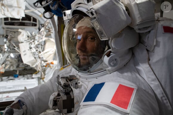 Thomas Pesquet lors d'une sortie dans l'espace pour installer de nouveaux panneaux solaires sur la Station spatiale internationale.