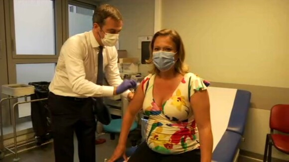 Olivia Grégoire : La secrétaire d'État enceinte se fait vacciner par... Olivier Véran !