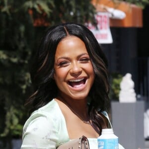 Christina Milian, enceinte, fait la promotion de sa marque "Beignet Box" lors d'une séance photo à Los Angeles le 10 avril 2021.