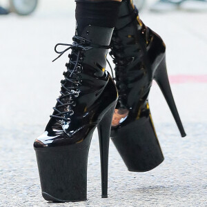 Lady Gaga est à nouveau inséparable de ses bottines à plateformes ! New York, le 27 juillet 2021.