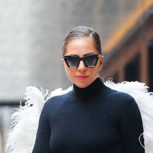 Lady Gaga, canon en petite robe noire, quitte les studios Milk Studios à New York.
