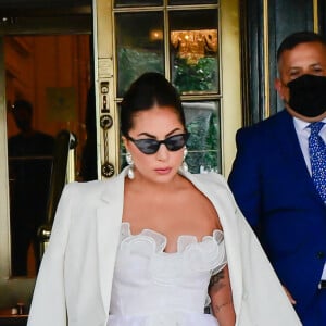 Lady Gaga sort de son hôtel à New York le 1er juillet 2021.