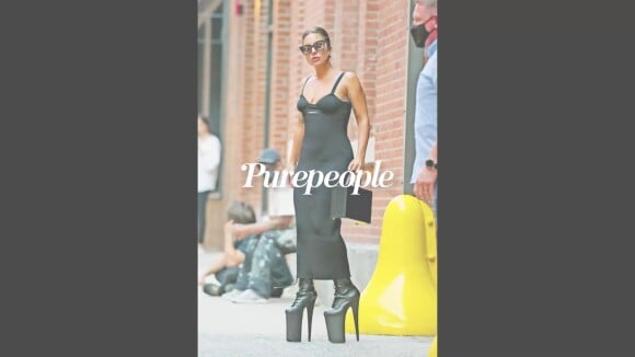 Lady Gaga : Canon en robe moulante, l'icône mode régale ses fans