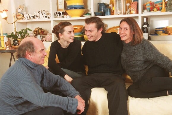 Jean-François Stévenin, sa femme Claire, sa fille Salomé et son fils Robinson en famille dans sa maison de la banlieue parisienne.