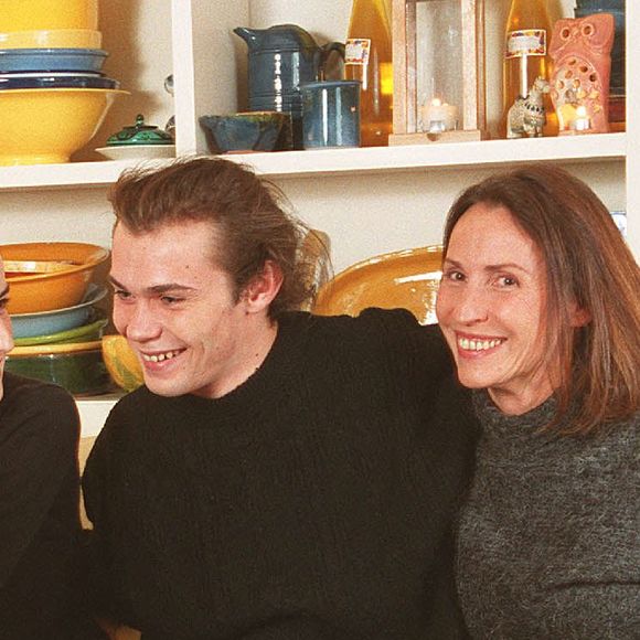 Jean-François Stévenin, sa femme Claire, sa fille Salomé et son fils Robinson en famille dans sa maison de la banlieue parisienne.