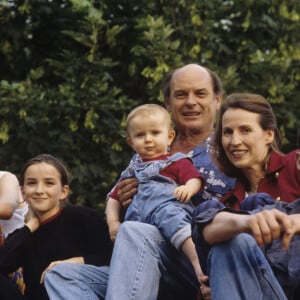 Jean-François Stévenin, son épouse Claire et ses enfants, Pierre, Robinson, Salomé et Sagamore sur le toit de sa maison. Meudon. Le 10 juin 1996.