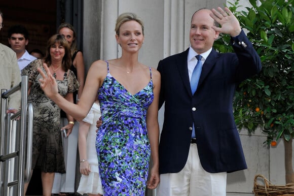 Albert II de Monaco et sa femme, la princesse Charlene, visitent l'exposition "L'Histoire du mariage princier" au Musée Océanographique de Monaco. Le 21 juillet 2011.